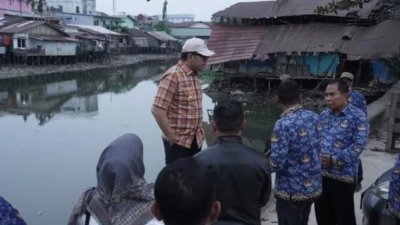 Wali Kota Samarinda, Andi Harun, meninjau langsung kawasan tepian Sungai Karang Mumus di sekitar Jalan Tarmidzi dan Jalan Muso Salim, Kamis (17/9/2026).