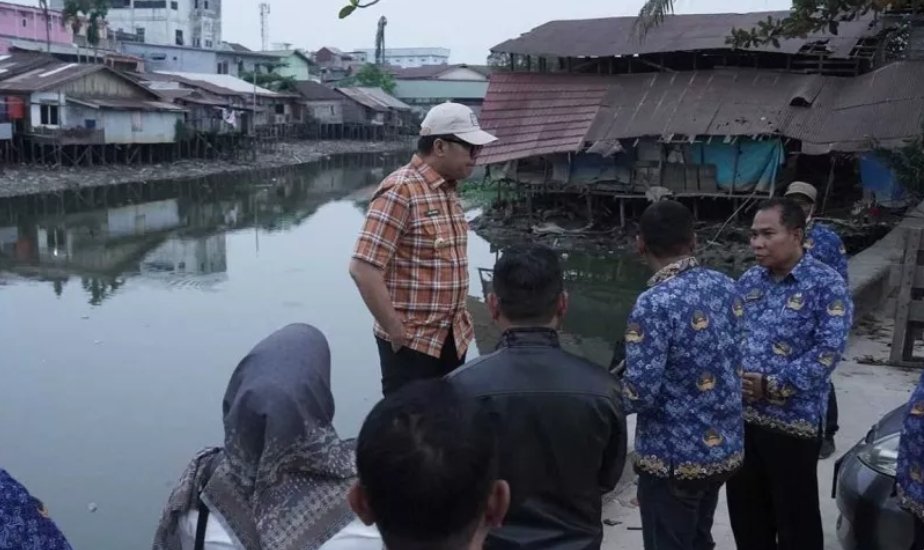 Wali Kota Samarinda, Andi Harun, meninjau langsung kawasan tepian Sungai Karang Mumus di sekitar Jalan Tarmidzi dan Jalan Muso Salim, Kamis (17/9/2026).