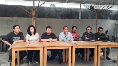 Keluarga pasien, Edianto Wong, yakni Dessy Wong dan Denis Wong didampingi tim kuasa hukum saat menggelar konferensi pers