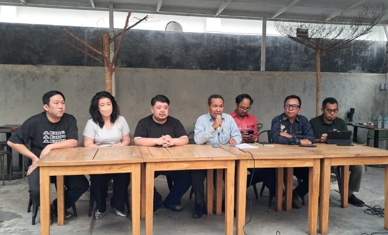 Keluarga pasien, Edianto Wong, yakni Dessy Wong dan Denis Wong didampingi tim kuasa hukum saat menggelar konferensi pers