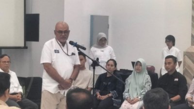 jurnalis hilang di Krakatau - Tim SAR gabungan saat melakukan pencarian di perairan sekitar Gunung Anak Krakatau, Selat Sunda.