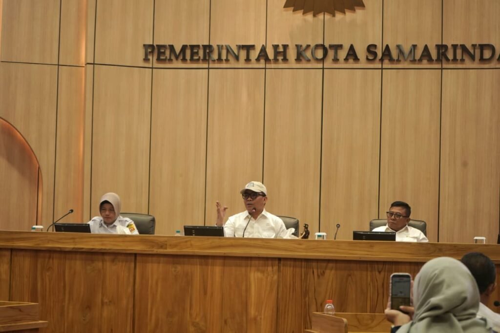 Wali Kota Samarinda Andi Harun memberikan penjelasan terkait perkara praperadilan revitalisasi Pasar Pagi dalam konferensi pers bersama awak media