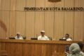 Wali Kota Samarinda Andi Harun memberikan penjelasan terkait perkara praperadilan revitalisasi Pasar Pagi dalam konferensi pers bersama awak media