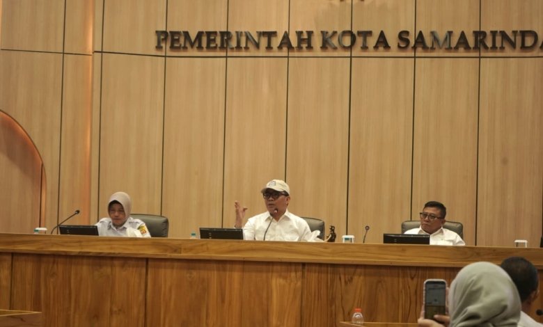 Wali Kota Samarinda Andi Harun memberikan penjelasan terkait perkara praperadilan revitalisasi Pasar Pagi dalam konferensi pers bersama awak media