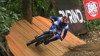 Gantasan Bike Park - Sejumlah pebalap sepeda beradu cepat menaklukkan jalur ekstrem di Gantasan Bike Park Banyuwangi.