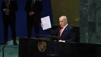 Netanyahu bawa Starlink - Perdana Menteri Israel Benjamin Netanyahu saat membawa perangkat Starlink dalam Sidang Umum PBB di New York.