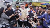 modifikasi cuaca - Anggota DPRD DKI Jakarta Hardiyanto Kenneth saat memantau operasi modifikasi cuaca di Pondok Cabe, Tangerang Selatan.