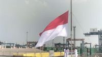 KRI Sriwijaya-100 - Bendera Merah Putih berkibar di atas kapal KRI Sriwijaya-100 menggantikan bendera Italia.