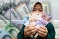 BLT Dana Desa September 2026 - Ilustrasi warga desa saat memantau informasi penyaluran BLT Dana Desa September 2026 di balai desa.