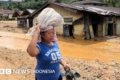 mitigasi bencana Sumatra - Warga penyintas bencana di Sumatra saat memantau kondisi lingkungan pasca banjir bandang beberapa waktu lalu.