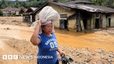 mitigasi bencana Sumatra - Warga penyintas bencana di Sumatra saat memantau kondisi lingkungan pasca banjir bandang beberapa waktu lalu.