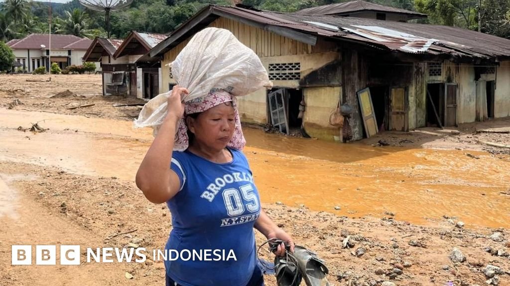 mitigasi bencana Sumatra - Warga penyintas bencana di Sumatra saat memantau kondisi lingkungan pasca banjir bandang beberapa waktu lalu.