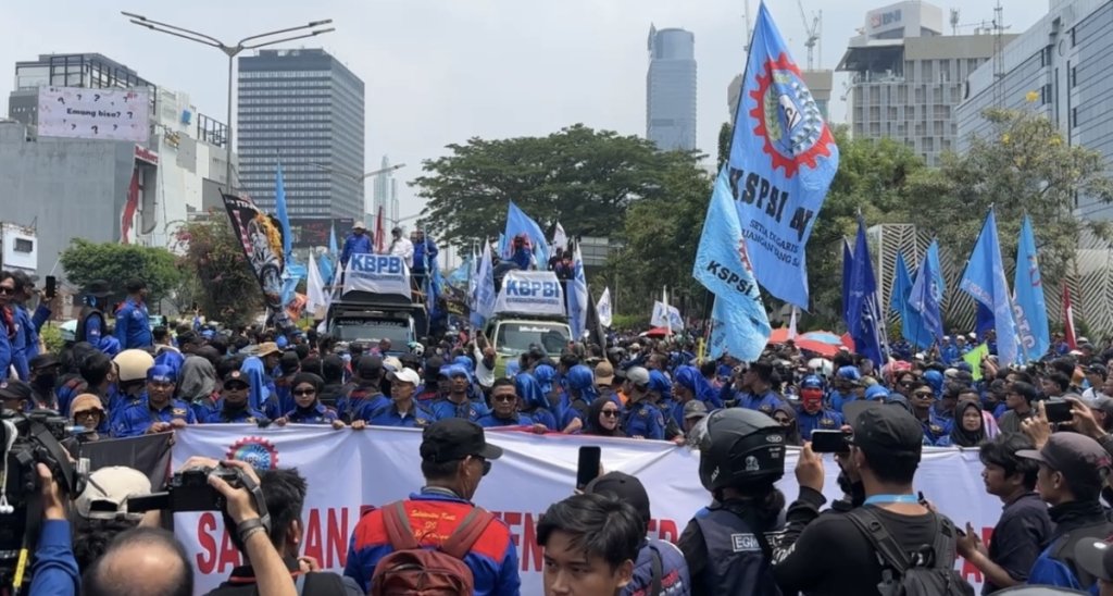 pemerintahan Presiden Prabowo - Presiden KSPSI Andi Gani Nena Wea saat memberikan keterangan terkait komitmen buruh mendukung pemerintahan Presiden Prabowo Subianto.