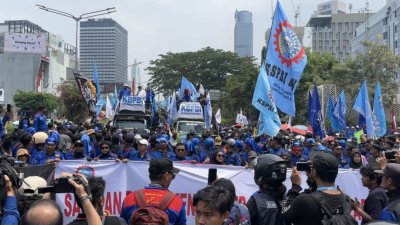 pemerintahan Presiden Prabowo - Presiden KSPSI Andi Gani Nena Wea saat memberikan keterangan terkait komitmen buruh mendukung pemerintahan Presiden Prabowo Subianto.