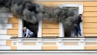serangan drone Rusia - Warga Ukraina menyelamatkan diri usai serangan drone Rusia yang menghantam kawasan pusat Kyiv.