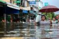 banjir Bangkok - Kondisi jalanan di Bangkok terendam banjir parah yang memaksa pemerintah menetapkan hari libur bagi pegawai negeri.