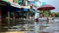 banjir Bangkok - Kondisi jalanan di Bangkok terendam banjir parah yang memaksa pemerintah menetapkan hari libur bagi pegawai negeri.