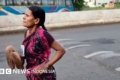 ibu di India - Ilustrasi perjuangan ibu di India yang mengikuti lomba lari tanpa alas kaki demi membelikan perlengkapan sekolah anaknya.