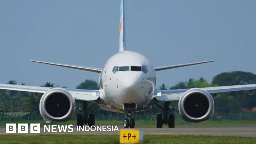 pesawat tujuan israel - Ilustrasi pesawat komersial yang melakukan pendaratan darurat di bandara internasional.