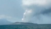 Gunung Anak Krakatau - Kondisi Gunung Anak Krakatau saat terpantau dari pos pengamatan pasca penurunan status aktivitas vulkanik.