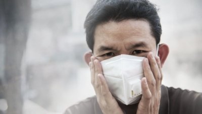 kasus ISPA karhutla - Ilustrasi penanganan kesehatan bagi warga terdampak kabut asap akibat kebakaran hutan dan lahan di berbagai wilayah.