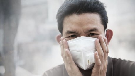 kasus ISPA karhutla - Ilustrasi penanganan kesehatan bagi warga terdampak kabut asap akibat kebakaran hutan dan lahan di berbagai wilayah.