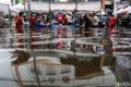 korban banjir Bangkok - Warga korban banjir Bangkok saat berbelanja kebutuhan pokok di pasar tradisional setelah air mulai surut.