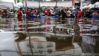korban banjir Bangkok - Warga korban banjir Bangkok saat berbelanja kebutuhan pokok di pasar tradisional setelah air mulai surut.