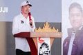 gabung PSI - Presiden Jokowi saat menunjukkan kartu tanda anggota dalam acara Rakorda PSI di Bandung.