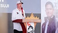 gabung PSI - Presiden Jokowi saat menunjukkan kartu tanda anggota dalam acara Rakorda PSI di Bandung.