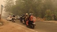 karhutla Kalteng - Ilustrasi kabut asap pekat akibat karhutla Kalteng yang membuat jarak pandang menurun drastis dan langit berubah menjadi oranye.