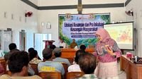 literasi keuangan ojk - Petugas OJK saat memberikan sosialisasi mengenai pentingnya literasi keuangan ojk kepada warga dan nelayan di Banggai Kepulauan.