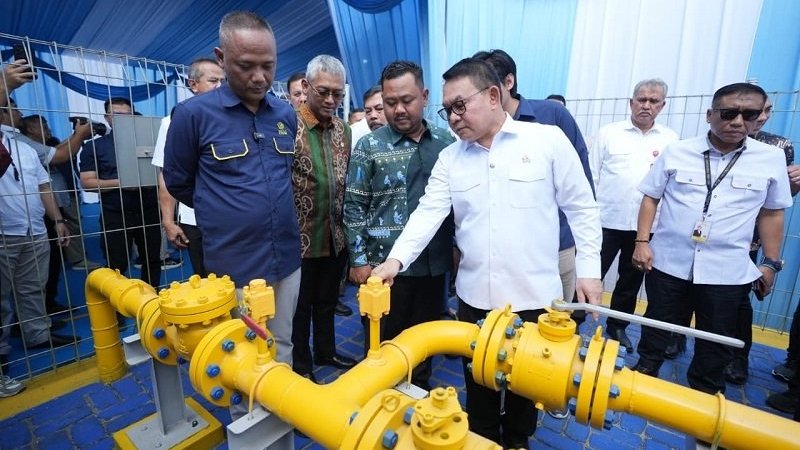 percepatan jargas - Ilustrasi pekerja sedang melakukan pemasangan infrastruktur jaringan gas bumi untuk rumah tangga.