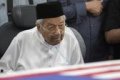pemakaman istri - Mantan Perdana Menteri Malaysia Mahathir Mohamad saat menghadiri pemakaman istri tercinta.