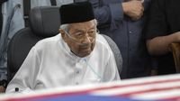 pemakaman istri - Mantan Perdana Menteri Malaysia Mahathir Mohamad saat menghadiri pemakaman istri tercinta.