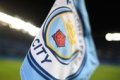 Man City dinyatakan bersalah - Ilustrasi pertandingan Premier League dan logo klub Manchester City.