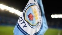 Man City dinyatakan bersalah - Ilustrasi pertandingan Premier League dan logo klub Manchester City.