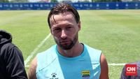 Marc Klok - Kapten Persib Bandung, Marc Klok saat memimpin rekan-rekannya dalam sesi latihan resmi.
