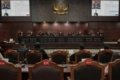 wacana capres 2 fraksi - Ilustrasi gedung Mahkamah Konstitusi dan dinamika wacana capres 2 fraksi di Indonesia.