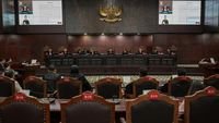 wacana capres 2 fraksi - Ilustrasi gedung Mahkamah Konstitusi dan dinamika wacana capres 2 fraksi di Indonesia.