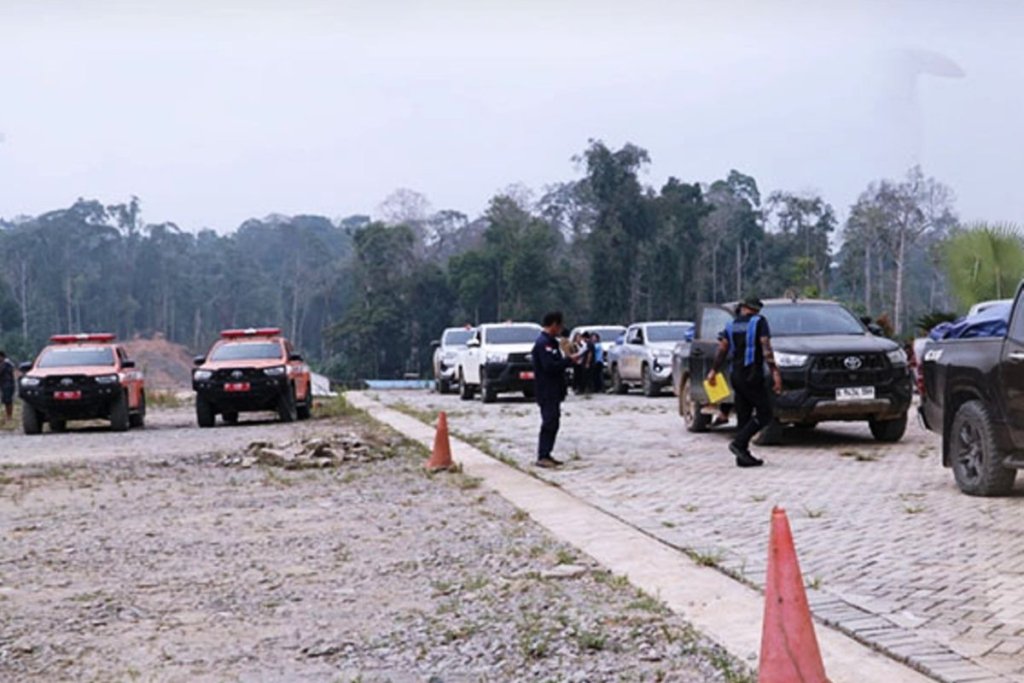 bantuan pangan - Petugas Pemkab Mahulu saat mendistribusikan bantuan pangan ke wilayah perbatasan terdampak kemarau.