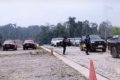 bantuan pangan - Petugas Pemkab Mahulu saat mendistribusikan bantuan pangan ke wilayah perbatasan terdampak kemarau.