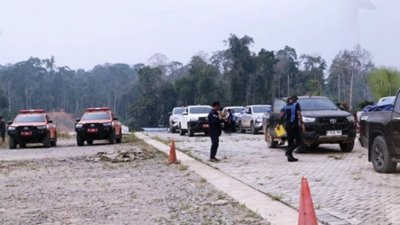 bantuan pangan - Petugas Pemkab Mahulu saat mendistribusikan bantuan pangan ke wilayah perbatasan terdampak kemarau.