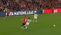 Martin Odegaard - Martin Odegaard saat melancarkan protes keras usai ditekel oleh Bernardo Silva dalam laga Portugal vs Norwegia.