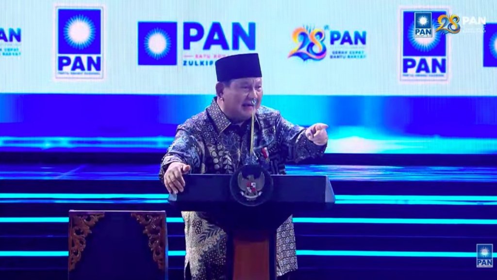 kebiasaan berjoget - Presiden Prabowo Subianto saat memberikan tanggapan terkait kritik terhadap kebiasaan berjoget di hadapan publik.