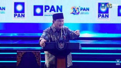 kebiasaan berjoget - Presiden Prabowo Subianto saat memberikan tanggapan terkait kritik terhadap kebiasaan berjoget di hadapan publik.