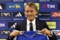 penggemar Italia - Roberto Mancini saat mendampingi sesi latihan Timnas Italia.