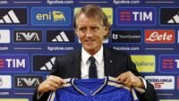 penggemar Italia - Roberto Mancini saat mendampingi sesi latihan Timnas Italia.