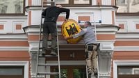 Rusia Tutup Konsulat Jerman - Ilustrasi gedung konsulat dan bendera negara yang menjadi simbol hubungan diplomatik internasional.
