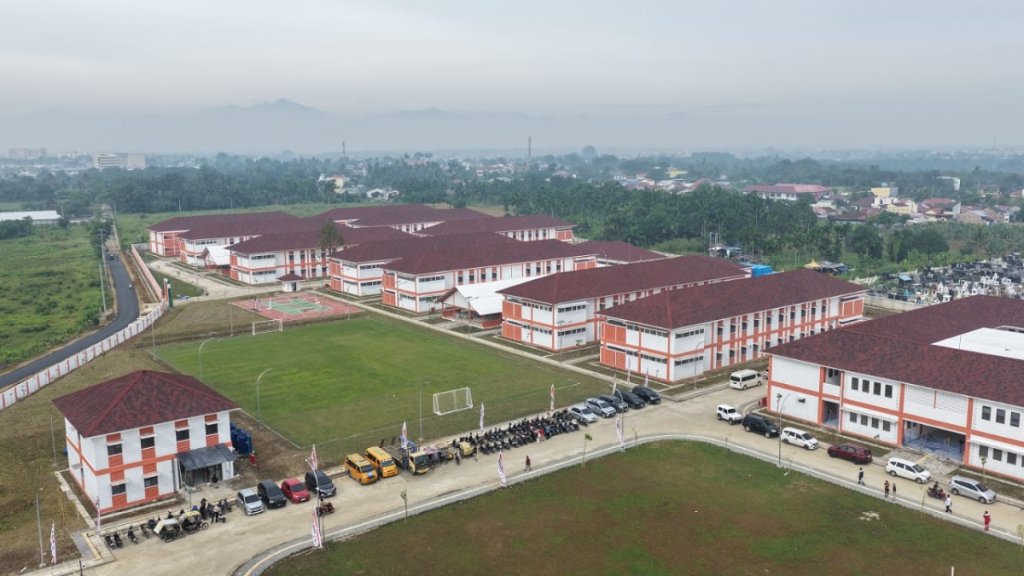 anggaran pendidikan 2027 - Ilustrasi siswa sekolah di Indonesia yang akan mendapatkan manfaat dari program sekolah gratis melalui alokasi anggaran pendidikan.